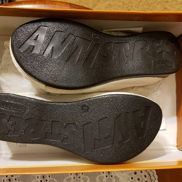 New Spring Step White Sandals - Picture 3 of 12